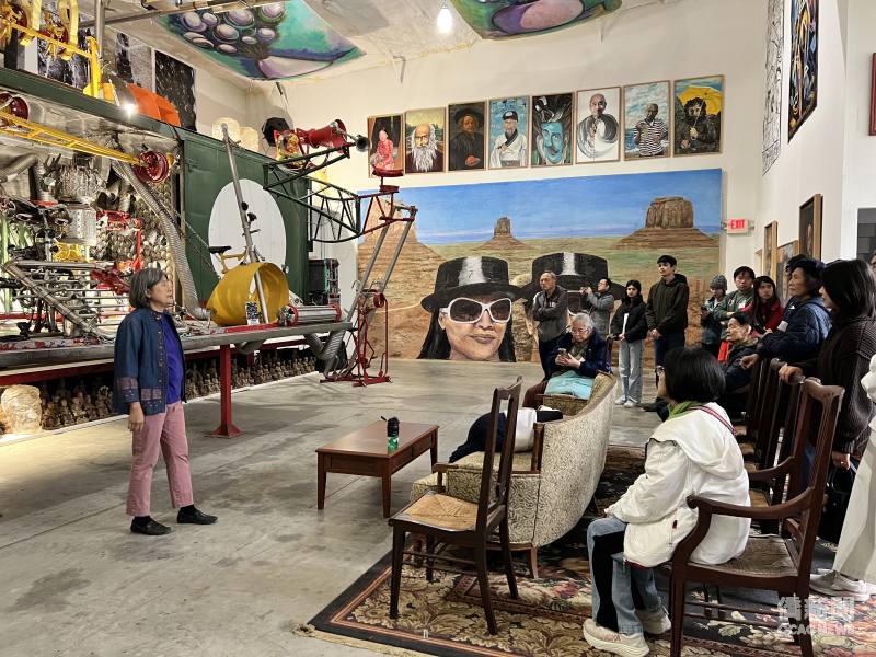臺灣旅美藝術家謝茵(左)為 YV Art Museum 創辦人之一，向大家解說和導覽藝術。