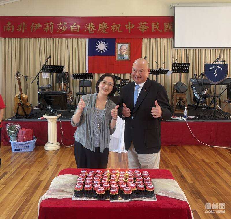 東開普省中華會館主席謝維倫(右)與駐開普敦辦事處處長陳瑩莉(左)共切國慶蛋糕