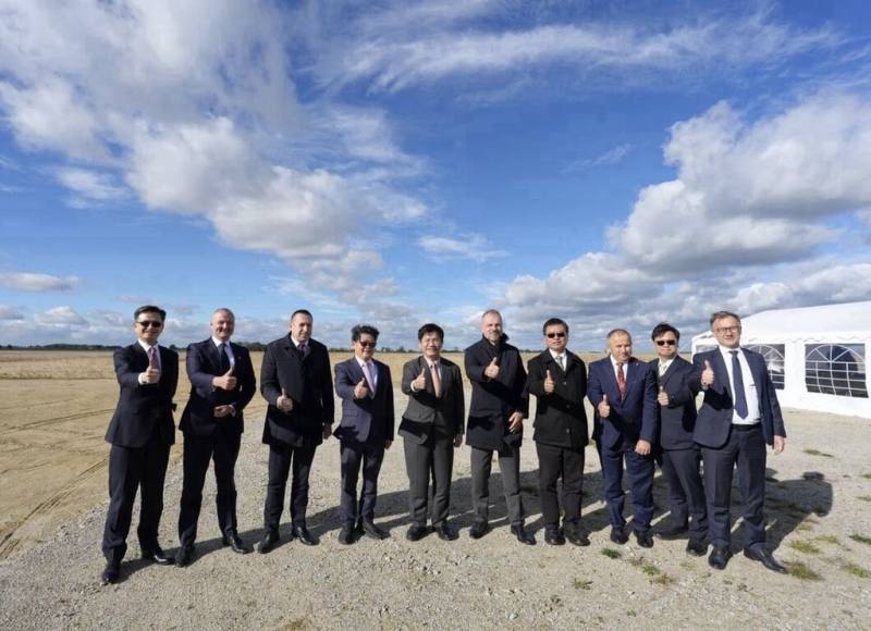 外交部長林佳龍（左5）12日率團赴波蘭西南部下西里西亞省（Lower Silesia）米恩基尼亞市（Miękinia）考察「TEEMA科技園區」（TEEMA Technology Park）預定地。（外交部提供）