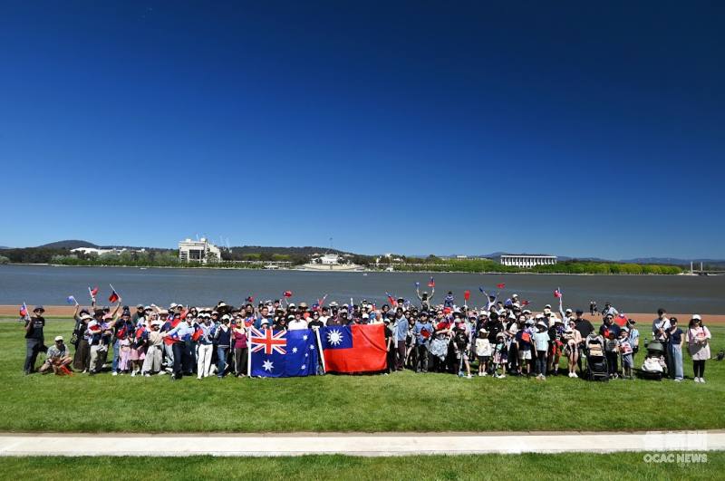 坎培拉臺灣同鄉會115年國慶遊湖健行於Lake Burley Griffin 湖畔合影