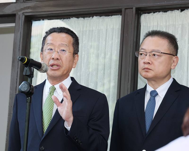 為留住中上校資深飛行員，國防部提出專責飛官制度，引發外界討論。國防部長顧立雄（左）13日受訪指出，面臨民航業界的競爭，若飛行軍官在體能可以維持情況，讓這些飛行軍官可以繼續服役到58歲，相信競爭優勢就會呈現；維持空勤加給，可比擬民航待遇，有信心能減少資深成熟飛行員中年轉業的問題。