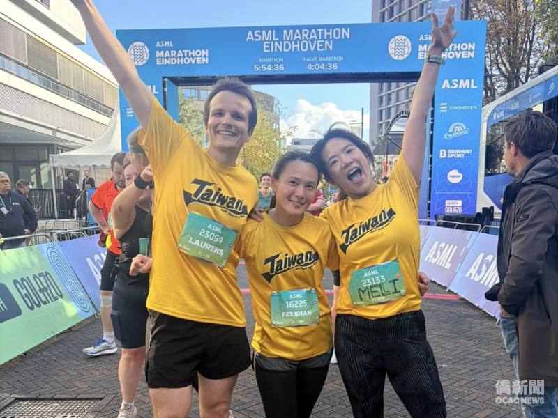 TCML teacher Serena Wang(middle) and student Laurens Versluis(Left) completed the half-marathon alongside Laurens’s partner.