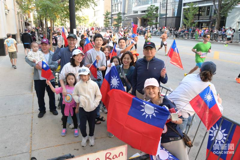 芝加哥馬拉松臺灣加油站僑胞熱情揮舞國旗合影。