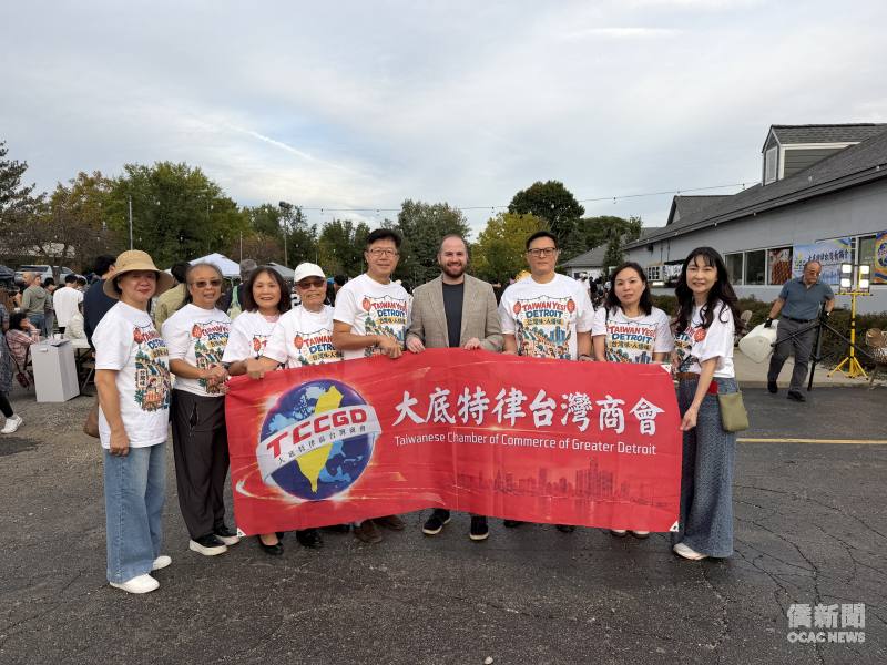 (右至左)大底特律區台灣商會(TCCGD)理事賀婉青、芝加哥文教中心副主任陳怡珍、TCCGD會長林志嘉、密西根州參議員Jeremy Moss、TCCGD副會長蔣序龍、秘書長辜耀先、財務長黃麗音、榮譽會長薛瑞玲、理事吳慧貞合影。