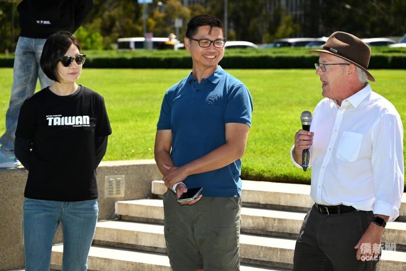 駐澳大利亞代表處大使王良玉(左)、澳洲聯邦眾議員David Smith(右)、澳洲坎培拉臺灣同鄉會會長林吳克倫(中)共襄盛舉，共同歡慶115年中華民國國慶。