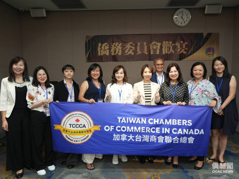 李姸慧與加拿大僑臺商訪問團合影。