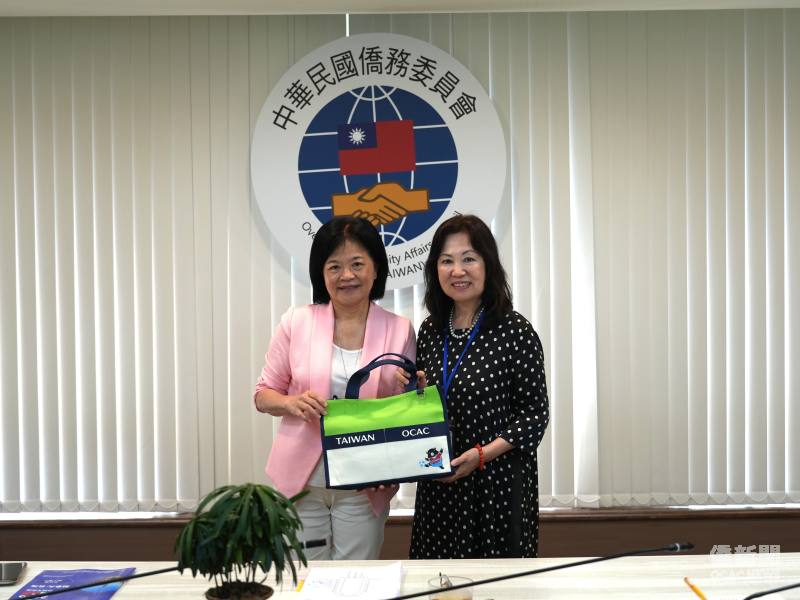 僑務委員會副委員長賴麗瑩（左）致贈紀念品予高慧清（右）。