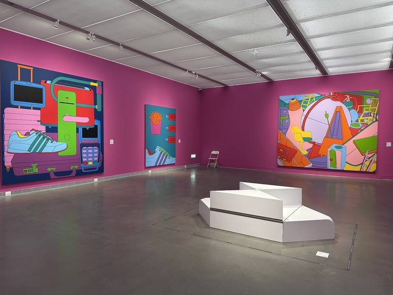 高雄市立美術館推出英國當代藝術家麥可．克雷格-馬丁（Michael Craig-Martin）（圖）特展「日常．解碼」，結合普普藝術、極簡主義與觀念藝術的思辨精神，以飽和色彩融合工業製圖般俐落線條描繪世界。