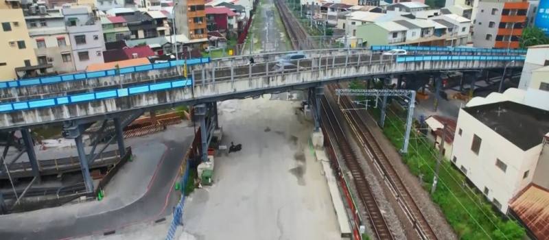 臺南鐵路地下化預定10月17日通車，鐵路沿線17處橫交設施18日起陸續動工拆除。圖為長榮路鋼便橋。（台南市政府提供）