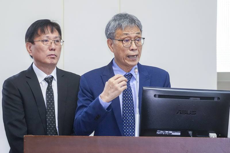 立法院經濟委員會14日邀請農業部長陳駿季（右）列席，報告業務概況並備詢。