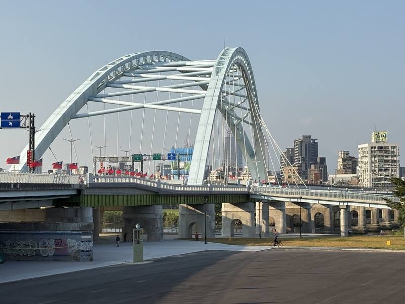 橫跨雙北市的川端橋日前整建啟用，新北市永和區公所規劃打造藝文廊道，串連楊三郎美術館及台北市紀州庵，並將於23日舉辦走讀、野餐等活動。