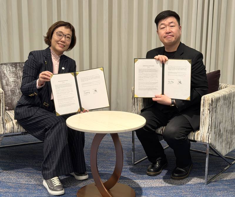 TAICCA Chairperson Sue Wang (left) and B.A. Entertainment CEO Jang Won-seok pose after signing the memorandum of understanding during the Busan International Film Festival on Monday. CNA photo Oct. 12, 2026