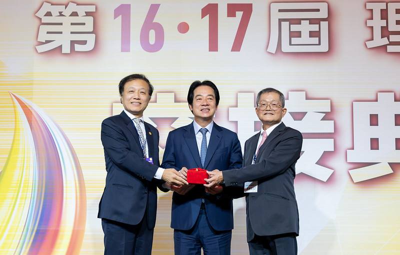 賴清德總統13日晚間出席「中華民國全國建築師公會第16屆、17屆理事長交接典禮」
