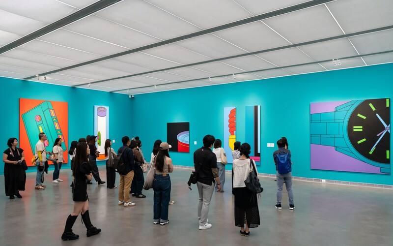 高雄市立美術館推出英國當代藝術「日常．解碼」特展，規劃逾60場講座、導覽、兒童體驗及文化活動，並串聯在地品牌推出聯名餐點、商品及票根優惠。