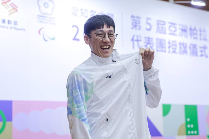 名古屋亞帕運14日在台北舉行代表團授旗典禮，跆拳道好手蕭翔文（圖）笑說，被總統賴清德致詞點到名時，當下有點受寵若驚，也期許自己再為台灣拿下一面金牌。
