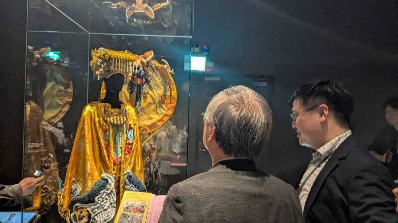 「萬相天后：台灣媽祖信仰文化特展」即日起在國立台灣歷史博物館登場，展現台灣民間信仰媽祖的多元面貌。包含變裝皇后妮妃雅參與2024巴黎文化奧運時以媽祖為主題的服裝造型也在展出之列。