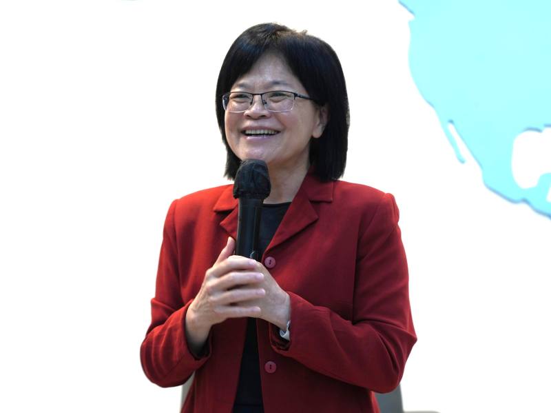 僑務委員會副委員長賴麗瑩迎接2026年菲華青年服務團文化交流觀摩團，讚許菲華青年服務團具備極佳的企劃與執行力，值得僑委會借鑒與學習。