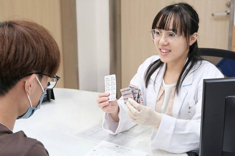 新北市亞東紀念醫院藥師鄭芸（右）表示，偏頭痛用藥分為急性止痛與預防性治療，應依發作情況及醫師指示正確使用，避免過度依賴止痛藥。（亞東紀念醫院提供）