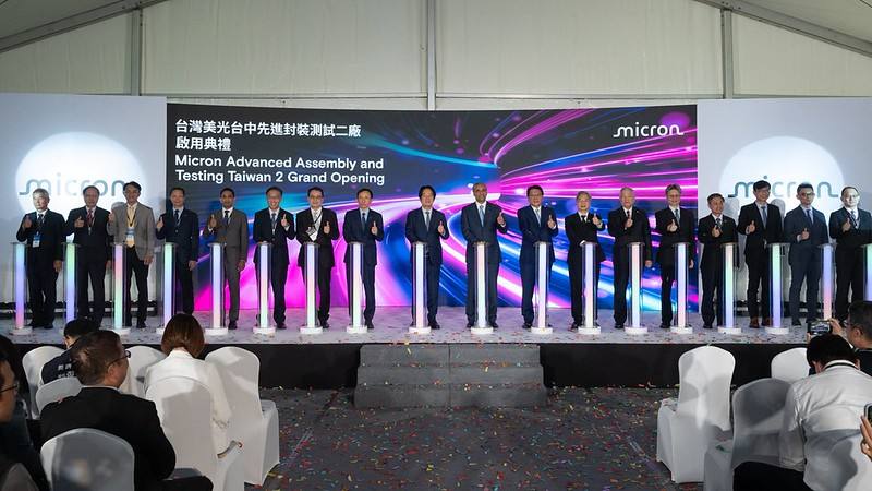 總統與現場貴賓一同進行啟動儀式