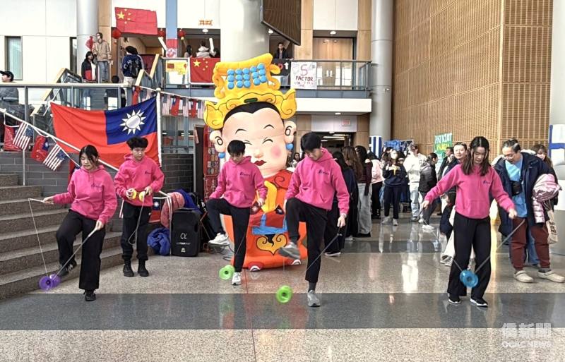 蔡昕霖（前排右一）於Adlai E. Stevenson High School「國際日」表演扯鈴（蔡昕霖提供）。