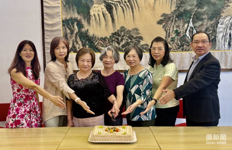 貴賓、學員代表和10月份的壽星一同合切重陽節生日蛋糕