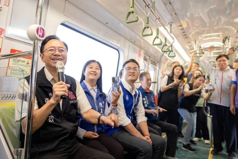 桃園捷運綠線北段7站力拚民國115年底通車，桃園市長張善政（左）14日帶隊體驗從G14蘆竹中正北站搭乘車至G15水尾站，過程平穩順暢。（桃園市捷工局提供）