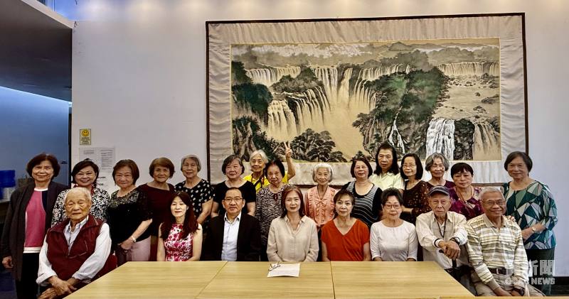 巴西博愛服務團歡慶重陽節，貴賓、老師、志工和學員合影