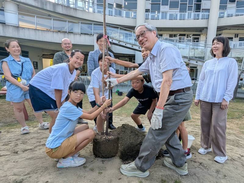 文化部長李遠（右2）14日與台南社區大學安南區台江分校成員及在地學校師生等人，一起在台江文化中心內種下苦楝樹。
