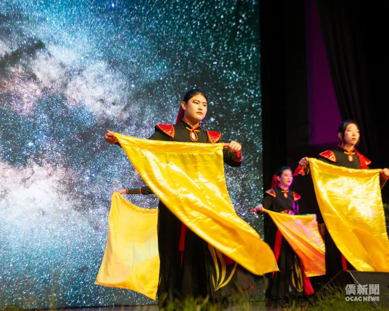 莊孟慈與FASCA學員們於今年客家懇親會中演出旗舞