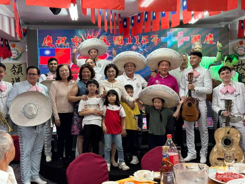 與會貴賓與表演團體合影。