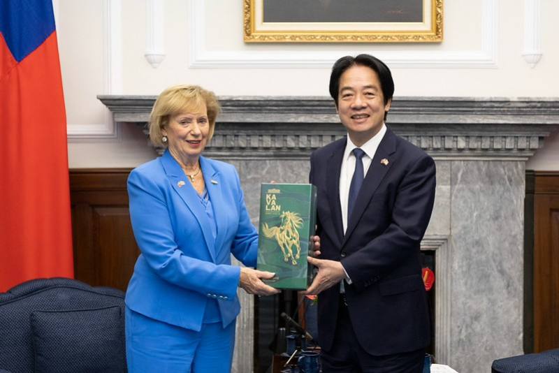 賴清德總統14日下午接見「加拿大國會議員團」，感謝加拿大國會及政府以具體行動捍衛印太的自由、和平及開放，展現對臺灣的大力支持