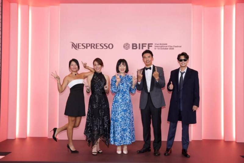 「有用的人」在釜山影展舉行世界首映，製片人林佳儒（左起）、演員張詩盈、導演李芸嬋、演員楊一展及謝展榮11日盛裝走紅毯。