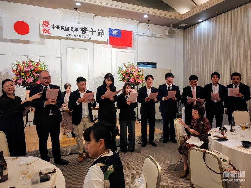 來賓及留學生一同歡唱