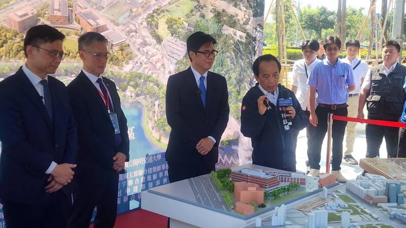 高雄「國家重點領域校際研教園區」新建工程16日啟動，市長陳其邁（左3）上午出席，並在副市長林欽榮（左4）說明下了解建設方向。