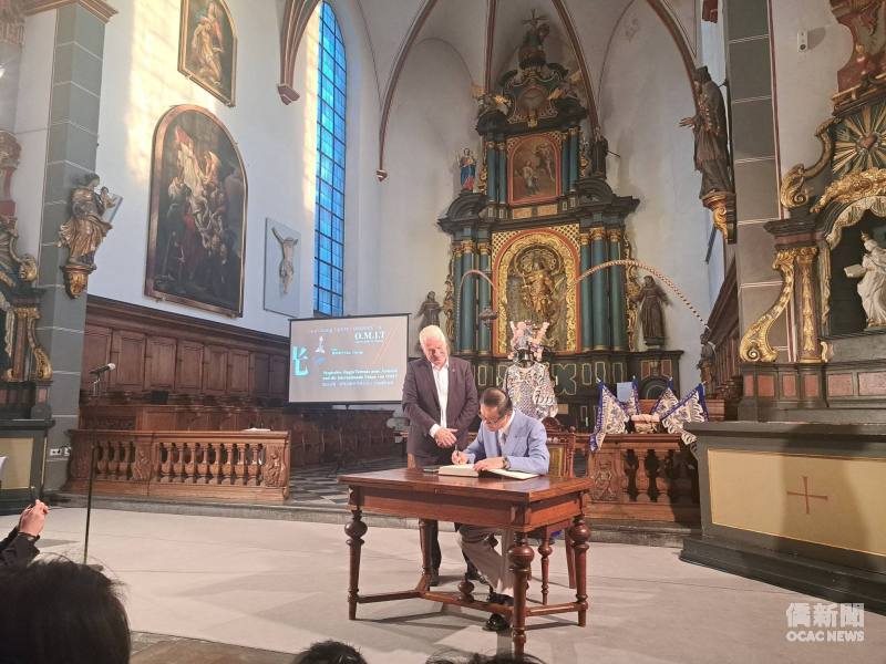 肯彭市長Christoph Dellmans先邀請駐法蘭克福辦事處處長羅美舜簽署該市黃金簿
