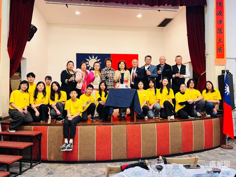 駐阿根廷大使謝妙宏與阿根廷僑領及FASCA學員合影