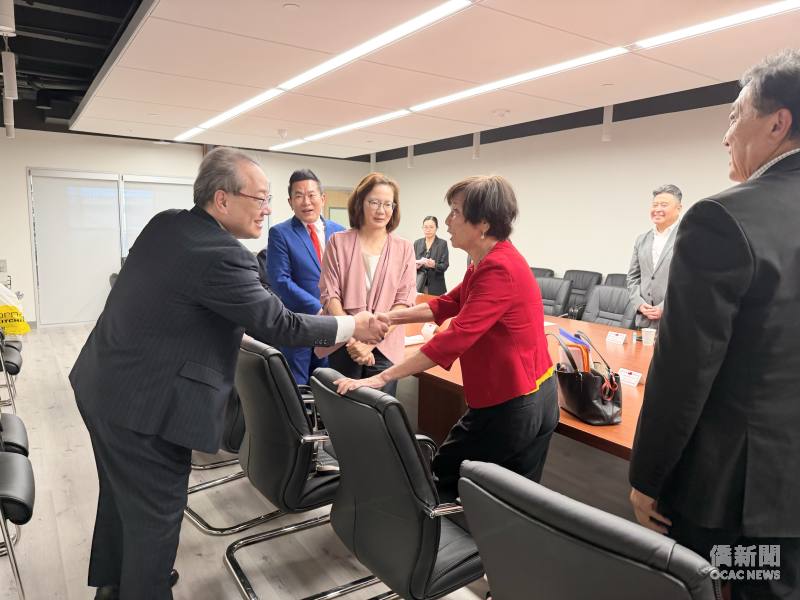 馬博元親切與洛杉磯僑界急難救助協會幹部握手寒暄。