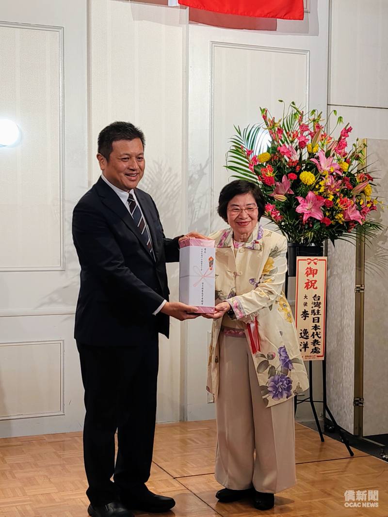 駐大阪辦事處副處長劉拓(左)與中華民國留日新廣島中華總會會長楠田季美(右)合影