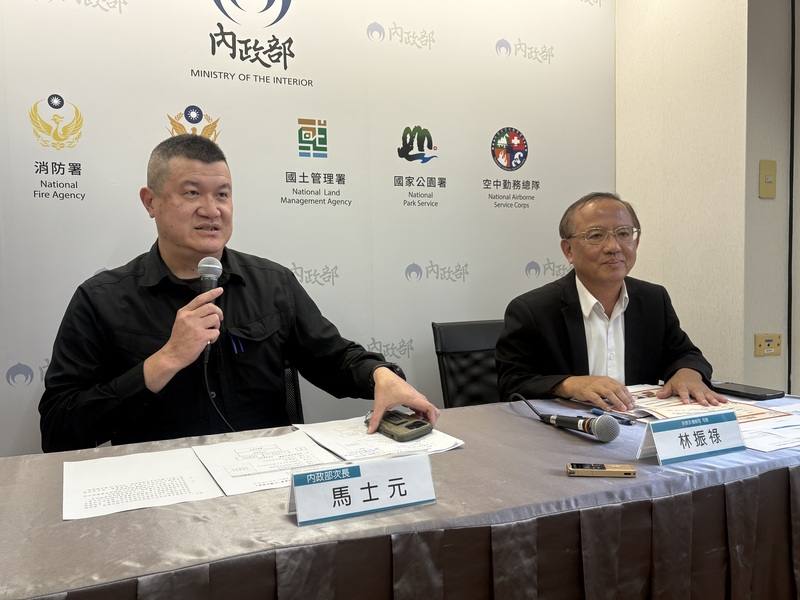 內政部15日舉行部務會報後記者會，由政務次長馬士元（左）主持，宗禮司長林振祿（右）等人說明。