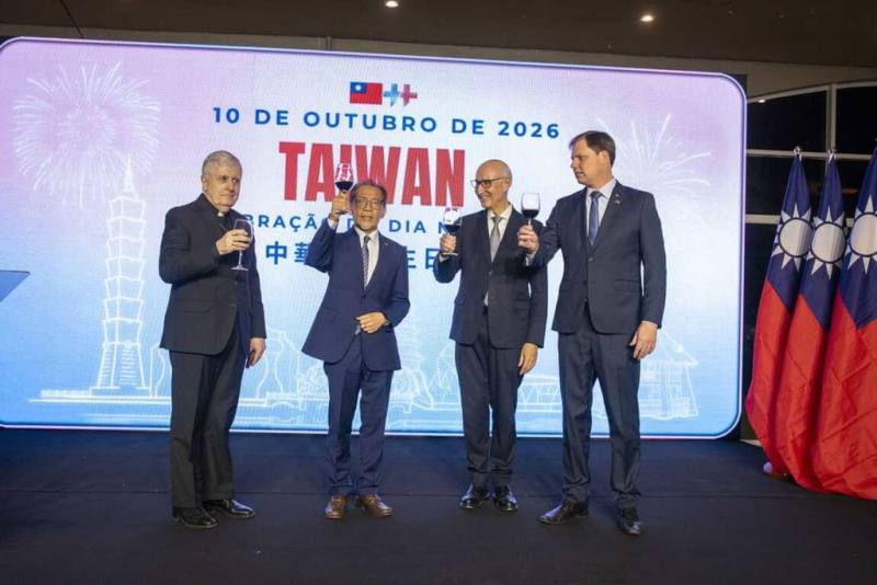駐巴西代表處當地時間14日晚間舉辦中華民國115年國慶酒會，駐巴西代表廖志賢（左2）與教廷駐巴西大使暨駐巴西使節團團長狄瓜托（左1）、巴西大法官費柳（右2）及聯邦眾議員瑞德克爾（右1）共同舉杯祝賀。（駐巴西代表處提供）