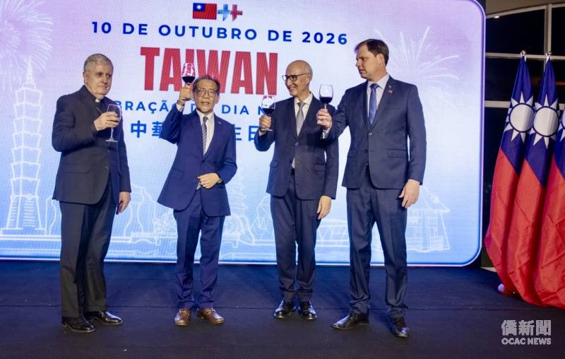 駐巴西代表處代表廖志賢（左2）與大法官Ives Gandra da Silva Martins Filho(右2)、眾議員Lucas Redecker(右1)、教廷駐巴西大使Giambattista Diquattro(左1)舉杯敬酒慶祝國慶