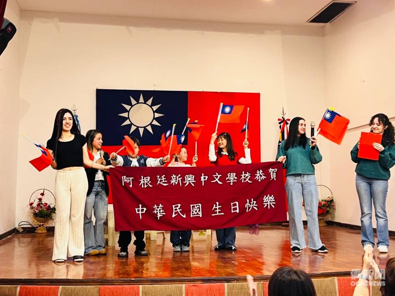 新興中文學校用話劇方式慶祝國慶