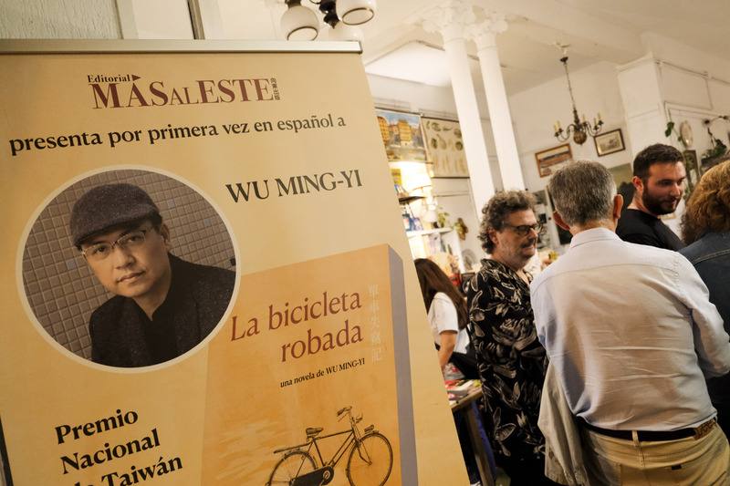 作家吳明益的小說「單車失竊記」西文譯本（La bicicleta robada）2025年獲得文化部外譯補助，由西班牙年輕的獨立出版社「向東出版社」發行，出版社主理人阿美親自翻譯，10月熱騰騰在西班牙面世。