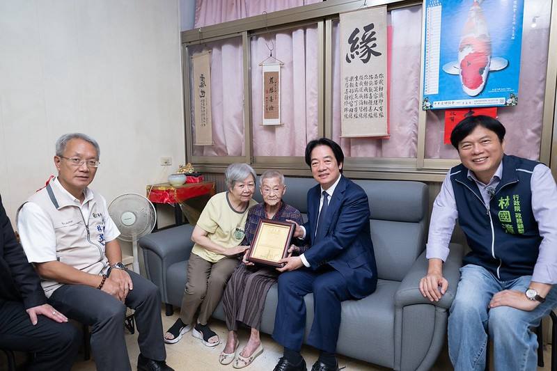 總統前往探視簡林金桂女士，關心其生活起居及健康狀況，並與簡林女士及親友話家常