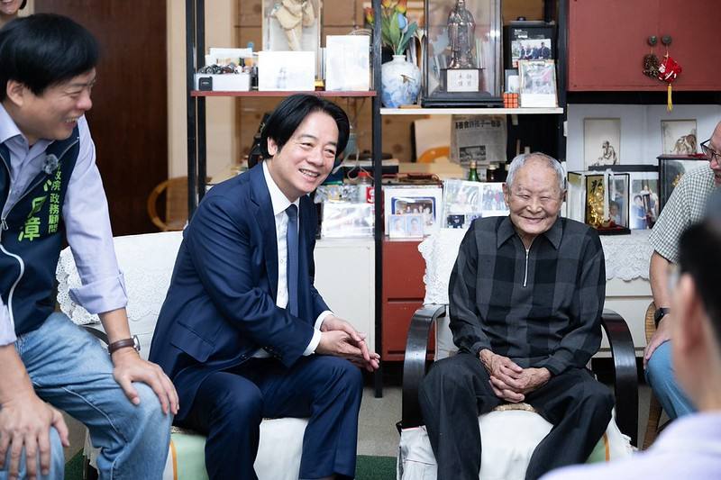 重陽節將屆，賴清德總統16日上午前往宜蘭探望百歲人瑞廖鍾毓先生及簡林金桂女士