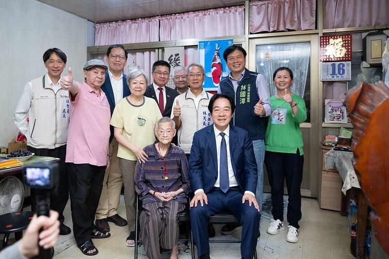 統探望百歲人瑞簡林金桂女士