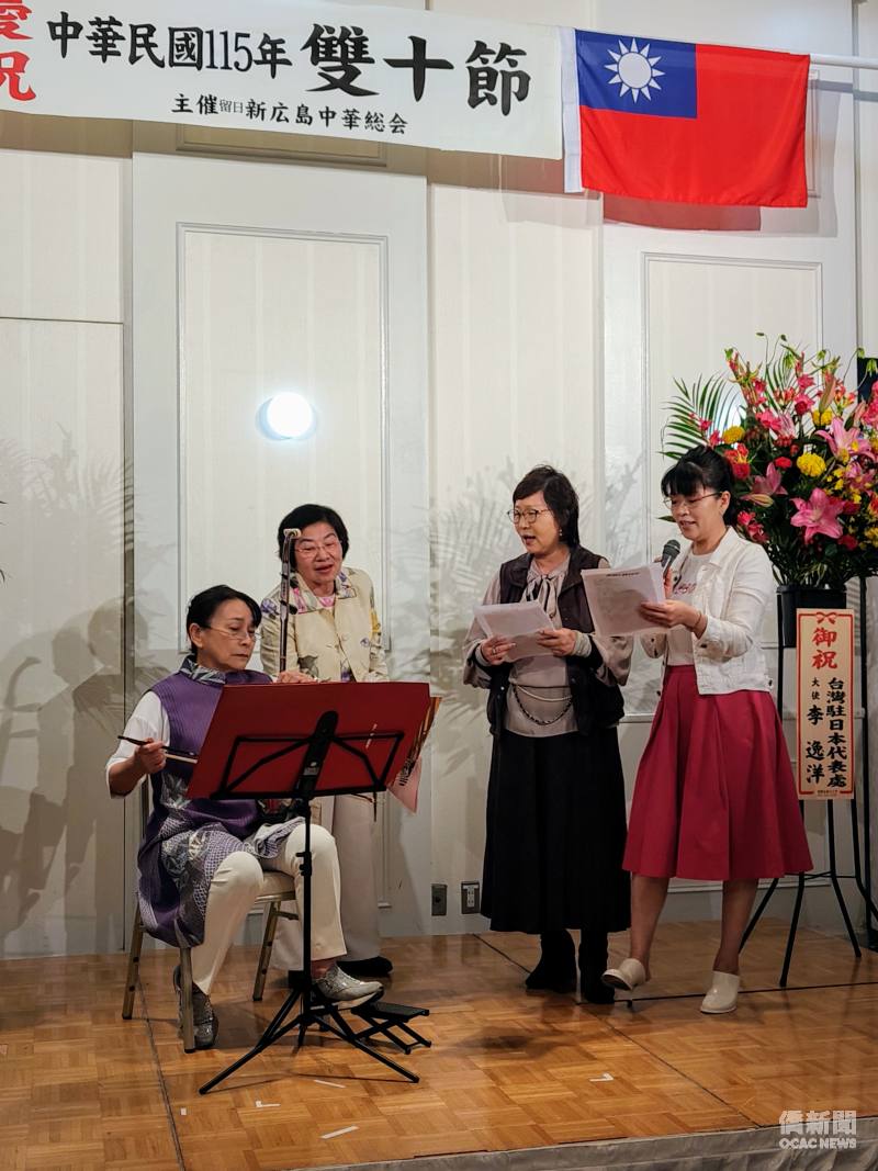 中華民國留日新廣島中華總會副會長長井眸(左1)拉二胡，楠田季美(左2)與會員們演場臺灣歌謠