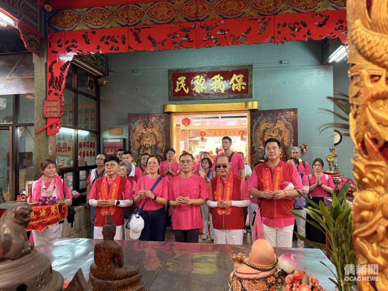 藍夏禮與現場貴賓向媽祖上香