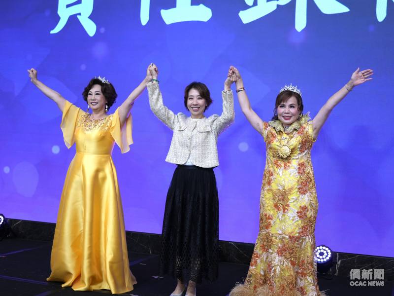 僑務委員會代理委員長李姸慧（中）見證世界華人工商婦女企管協會滿任總會長林淑敏（左）將世華會務交接給新任總會長陳玲華（右）。