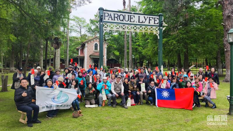 阿根廷臺灣僑民聯合會舉辦重陽敬老登島一日遊，80餘位僑胞齊聚Tigre Delta的Parque Lyfe島上園區，開心拿著僑聯會致贈的祝福紅包及駐阿根廷代表處贈送的健康禮品合影留念，現場洋溢溫馨歡樂的氣氛